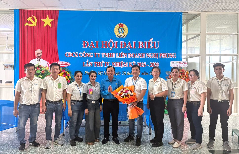 Pho Chu tich  LDLD tinh Dong Thap Nguyen Thanh Tuan tang hoa chuc mung Ban chap hanh CDCS Cong ty TNHH Lien Doanh Nghi Phong nhiem ky 2025 – 2030. Anh: Thanh Mai