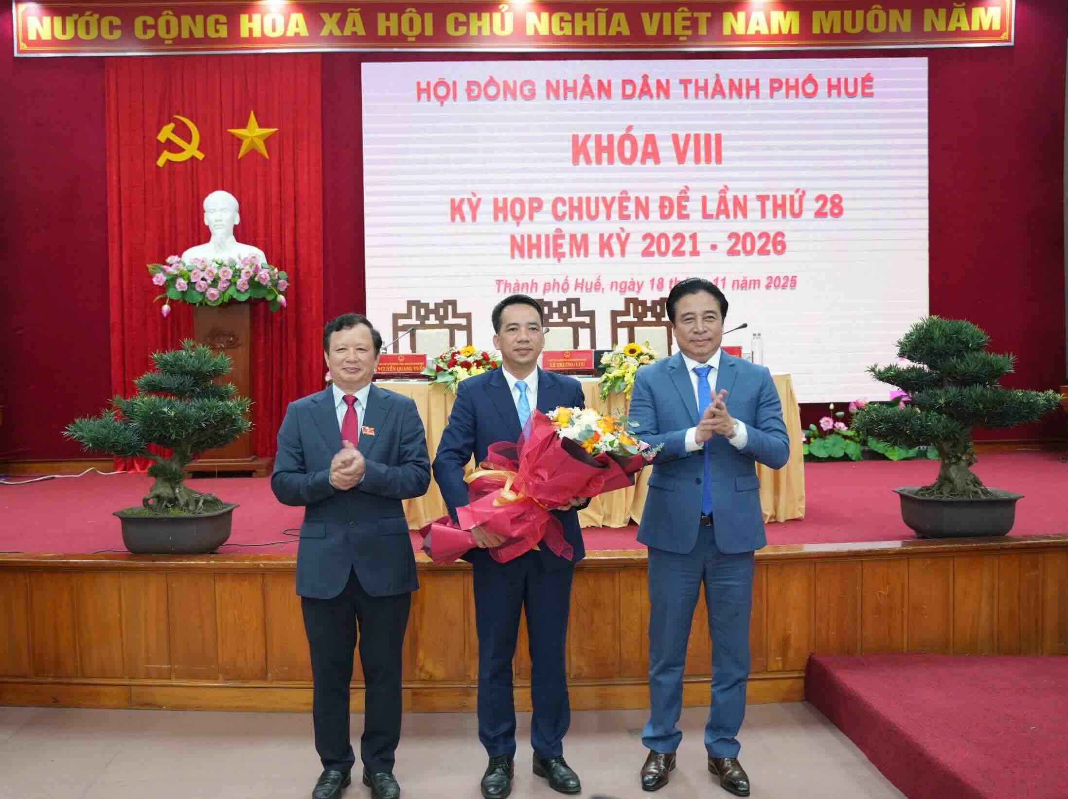 Ong Tran Huu Thuy Giang duoc bau giu chuc Pho Chu tich UBND TP Hue. Anh: N. Minh.