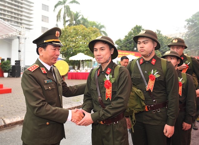 Deputy Minister of Public Security Tran Quoc To encouraged and presented gifts to new recruits on the path to join the army. Photo: Ministry of Public Security