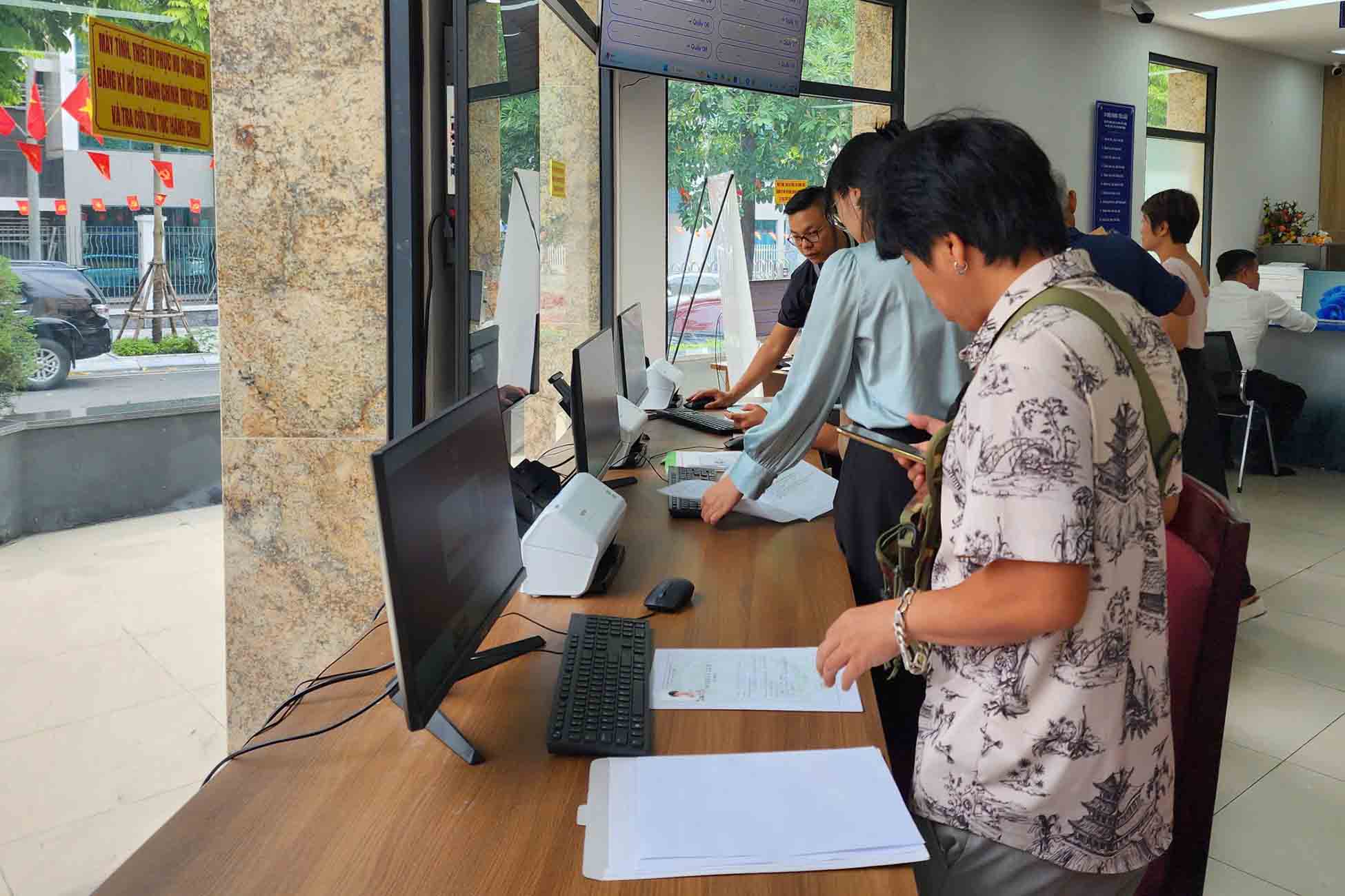 Nguoi dan den Diem Phuc vu hanh chinh cong phuong Tay Ho (Ha Noi) giai quyet thu tuc hanh chinh. Anh: Song Huu