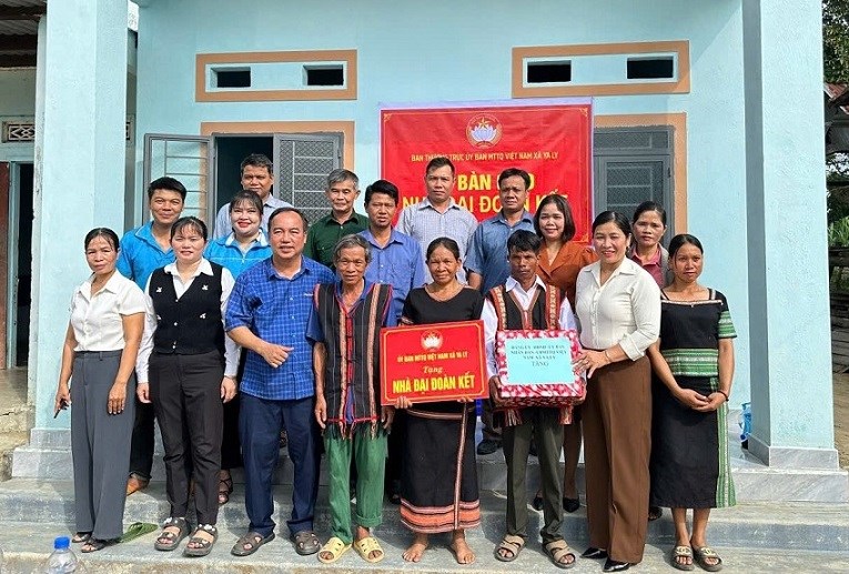 Le Comite MTTQ du Vietnam de la commune de Ya Ly province de Quang Ngai organise la ceremonie de remise de la maison Dai doan ket au menage de M. A Kliu (village de Diep Lok commune de Ya Ly) un menage pauvre en situation particulierement difficile de logement. Photo : Siu H''Ten