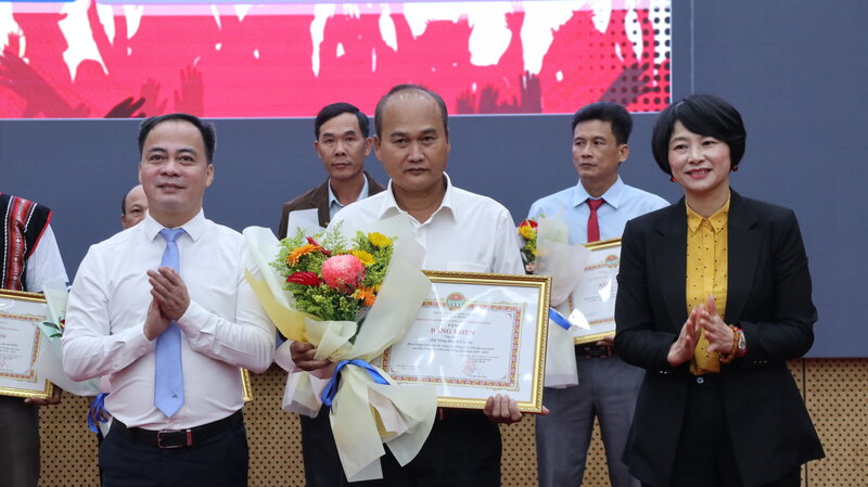 ラムドン省党委員会副書記、ベトナム祖国戦線委員会委員長のファム・ティ・フック氏は、2020年から2025年までの優秀な農民に賞を授与した。写真: ヴァン・ロン