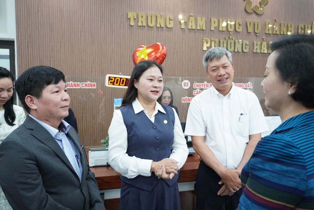 Pho Thu tuong Pham Thi Thanh Tra kiem tra Trung tam hanh chinh cong Hai Chau, Da Nang. Anh: Thuy Trang