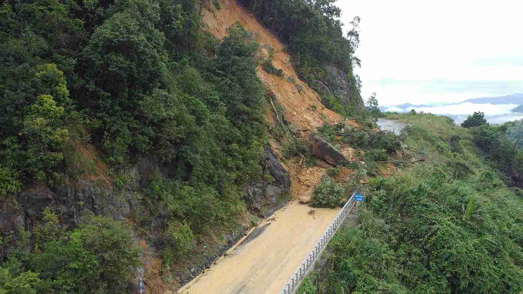 Sat lo khien deo Khanh Le noi Lam Dong voi Khanh Hoa te liet hoan toan. Anh: Phuc Khanh