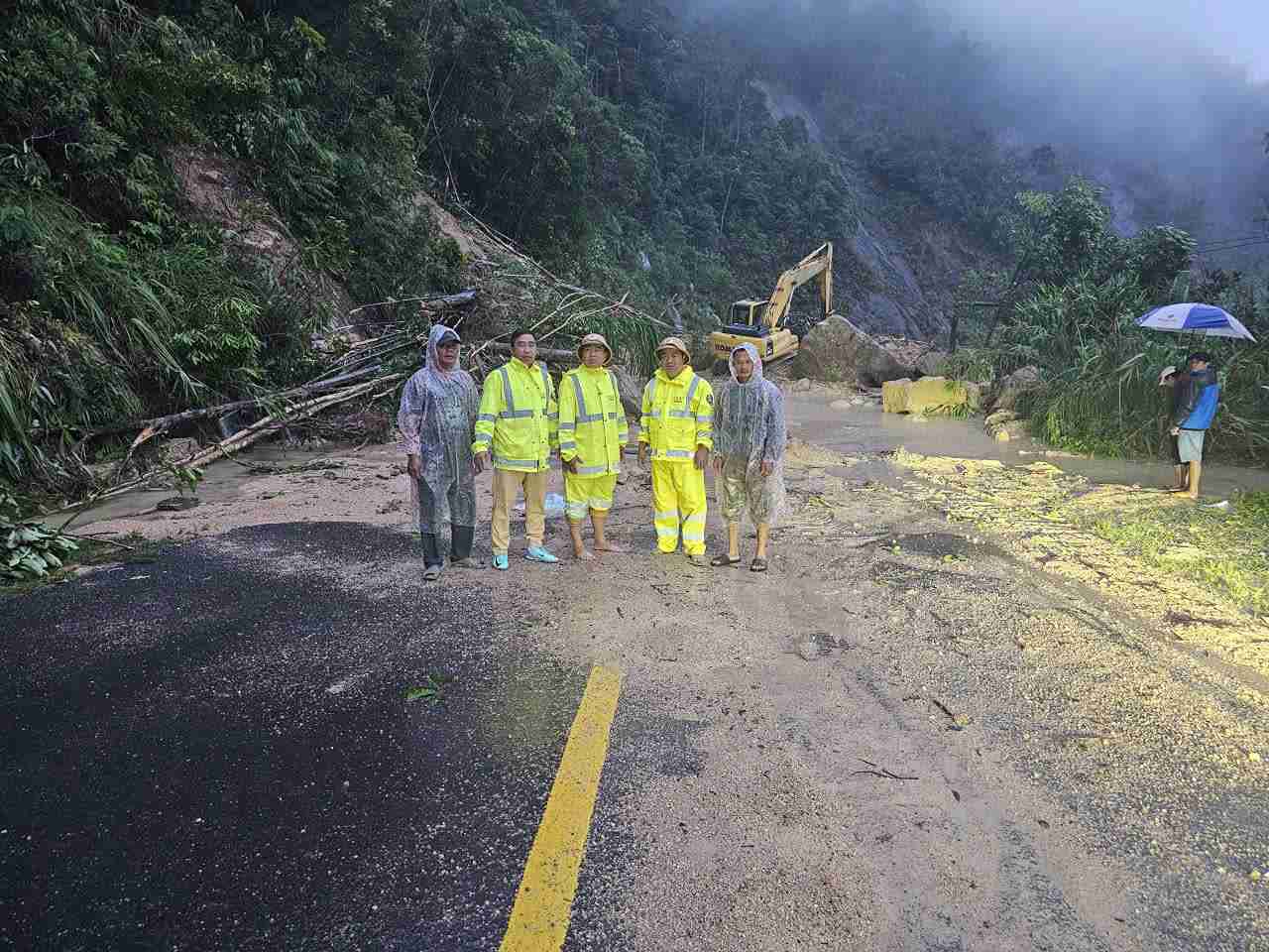 Sau nhieu no luc, Canh sat Giao thong Cong an Lam Dong da tiep can duoc khu vuc nhung nguoi bi mac ket. Canh sat Giao thong cung cap