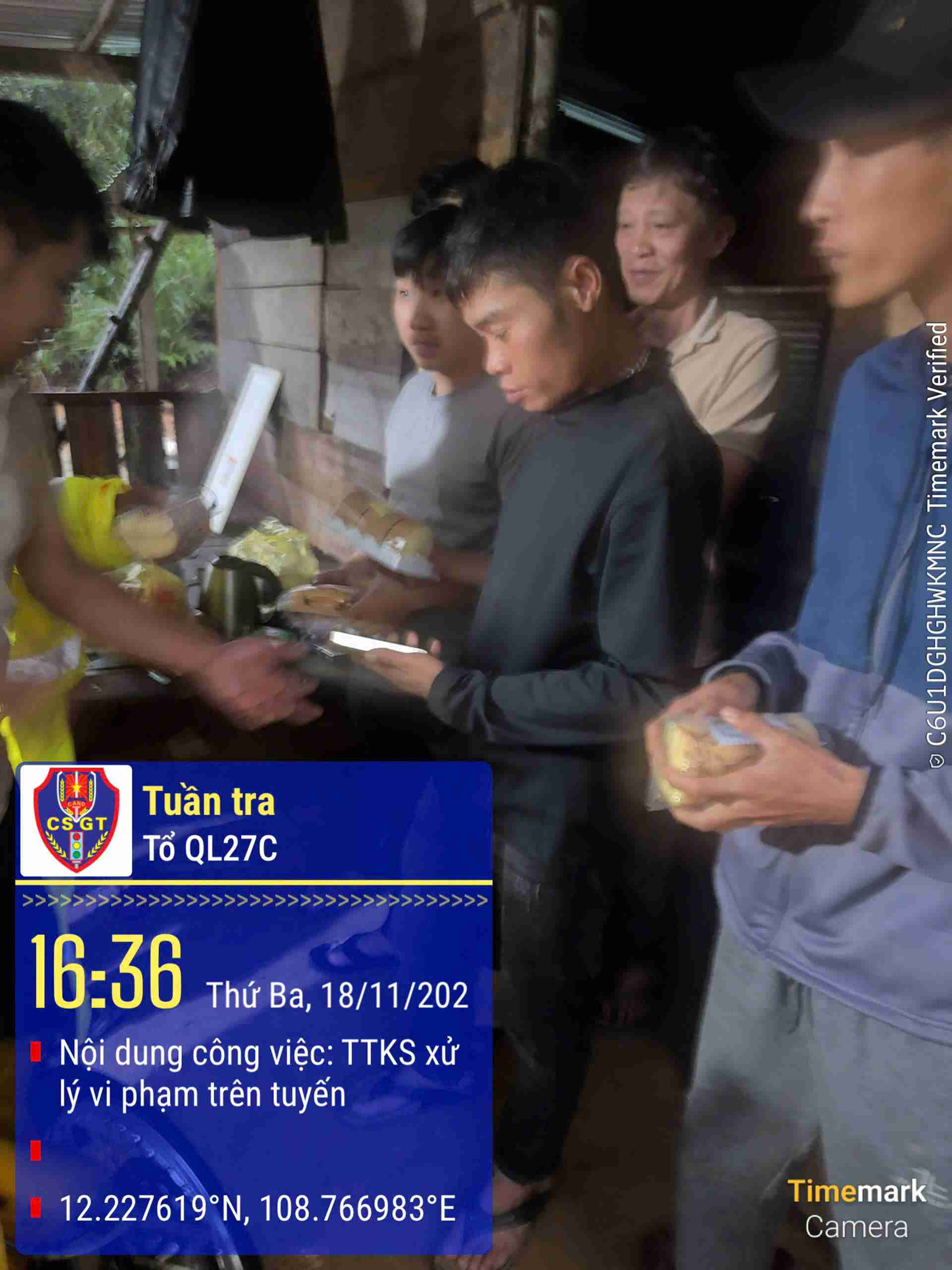 Luc luong Canh sat Giao thong Lam Dong ho tro banh mi, nuoc uong cho 20 nguoi bi mac ket giua deo Khanh Le. Anh: Canh sat Giao thong cung cap