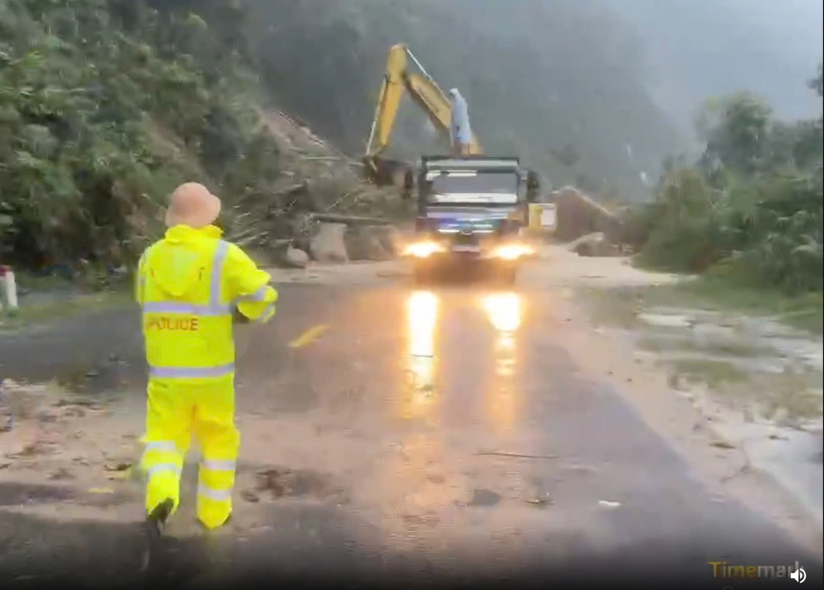 Canh sat Giao thong Cong an tinh Lam Dong mo duong cuu 20 nguoi mac ket giua deo Khanh Le. Anh: Canh sat Giao thong cung cap