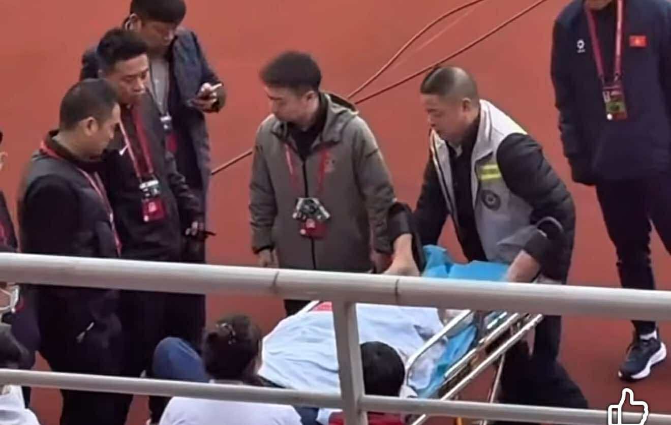 U-22ベトナム代表のGKグエン・ヴァン・チュオンはキャッスルでピッチを離れ、病院に直接搬送されました。写真:Thu Trang