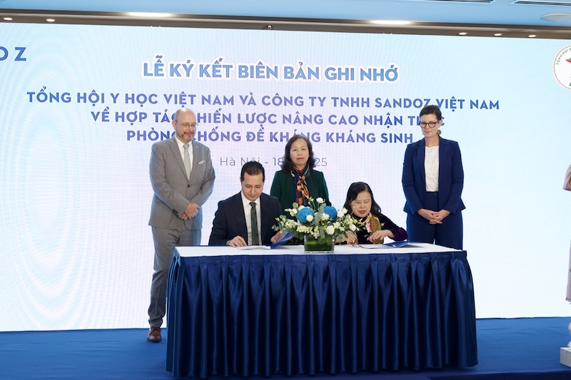 Tong hoi Y hoc Viet Nam ky ket voi Sandoz Viet Nam chung tay chong lai khang khang sinh. Anh: Huong Giang