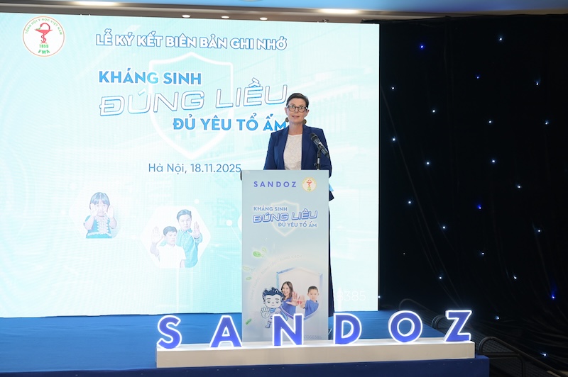 Dr. Angela Pratt, Chief Representative of the World Health Organization (WHO) in Vietnam, shared the story of her daughter with resistant infections. Photo: Huong Giang