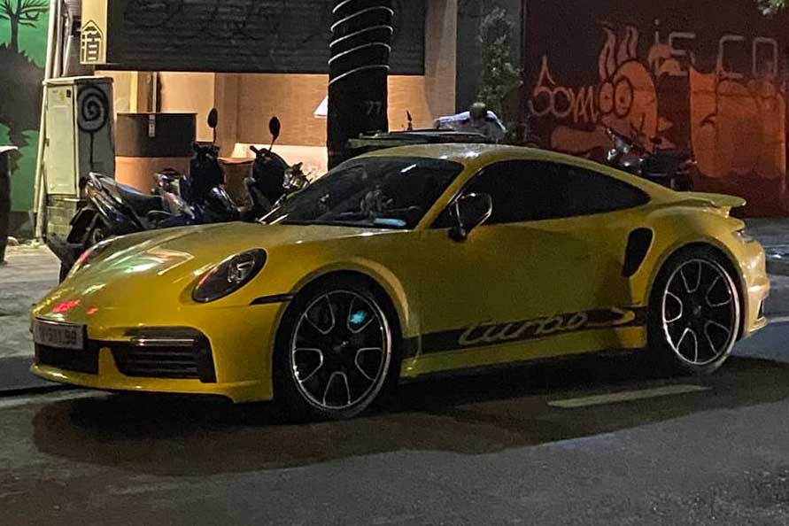 El Porsche 911 Turbo S amarillo super raro en Vietnam destaca por su exterior Racing Yellow y los detalles decorativos negros caracteristicos. Foto: Nhat Minh