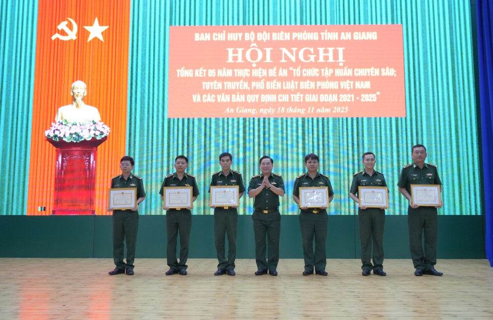 Dai ta Nguyen Van Hiep, Chinh uy Ban Chi huy Bo doi Bien phong tinh An Giang trao giay khen cho cac tap the co thanh tich xuat sac trong trien khai De an. Anh: Tien Vinh