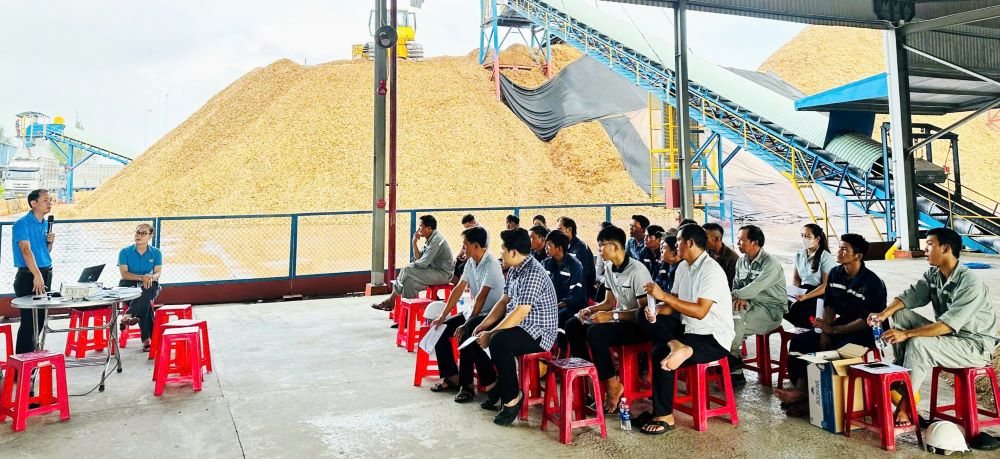 Hoi nghi tuyen truyen, pho bien va doi thoai ve Luat BHXH, BHYT va phap luat lao dong cho cong nhan va nguoi su dung lao dong. Anh: Tran Thi