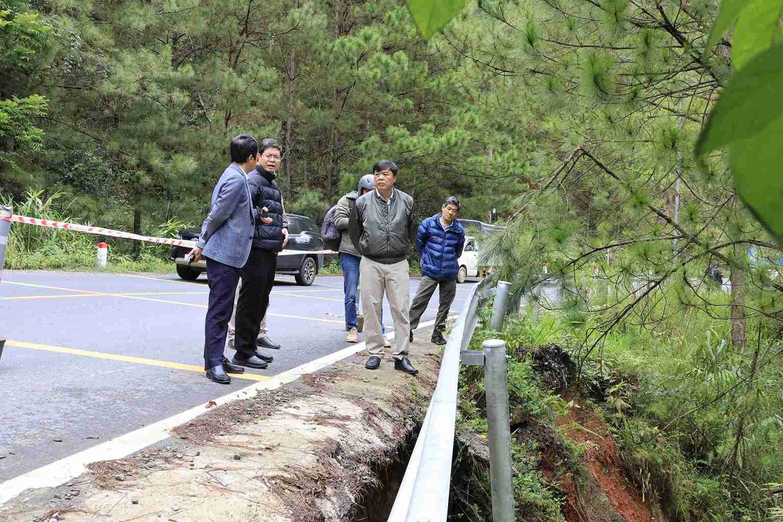Co quan chuc nang tinh Lam Dong kiem tra diem sat lo tren deo Mimosa. Anh: Phuc Khanh
