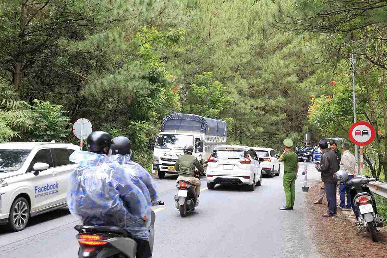 Mimosa Pass was eroded, Lam Dong provincial authorities banned trucks over 15 tons from circulating to ensure safety. Photo: Phuc Khanh