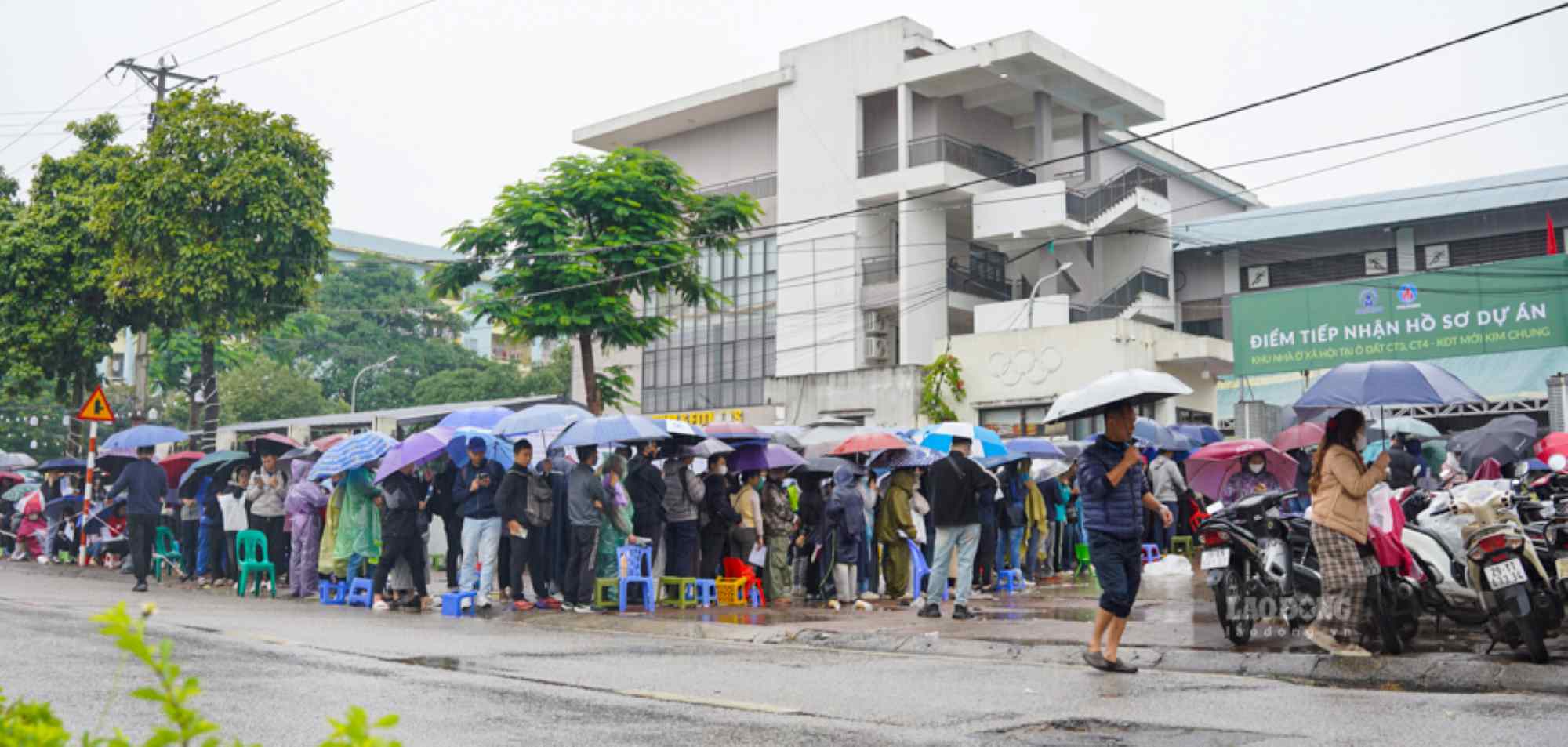 수천 명의 사람들이 비를 맞으며 CT3 Kim Chung 사회 주택 구매 신청서를 제출하기 위해 긴 줄을 서서 기다리고 있습니다. 사진: Tuan Anh