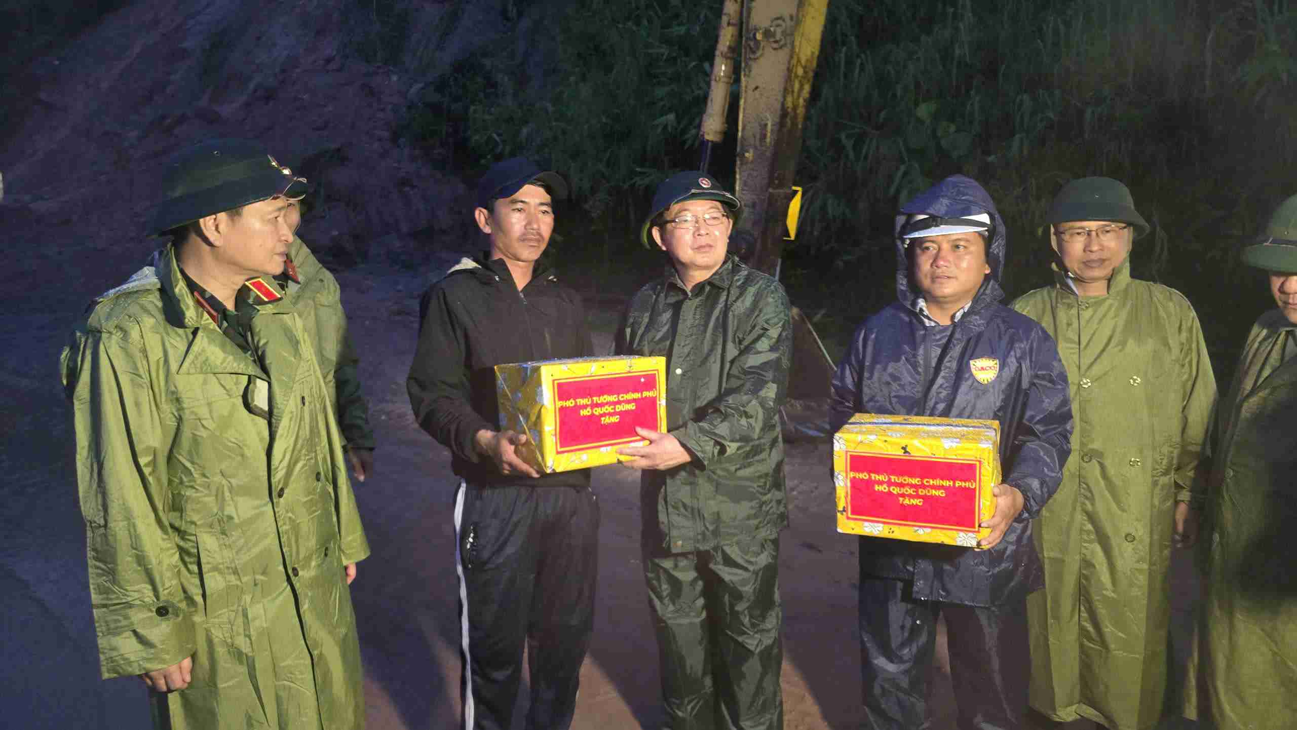 Pho thu tuong Ho Quoc Dung tang qua don vi thi cong tren deo Khanh Le. Anh: Huu Long