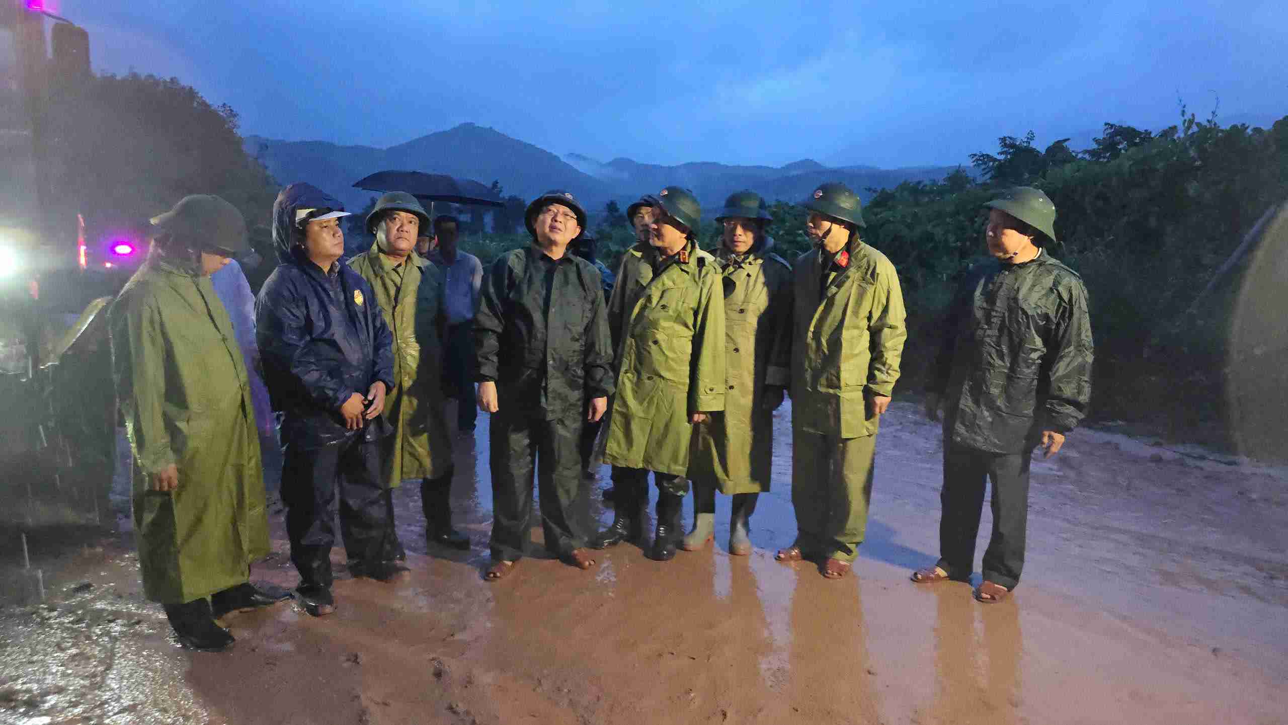 Pho thu tuong Ho Quoc Dung nghe dai dien don vi thi cong bao cao ket qua khac phuc sat lo tai deo Khanh Le. Anh: Huu Long