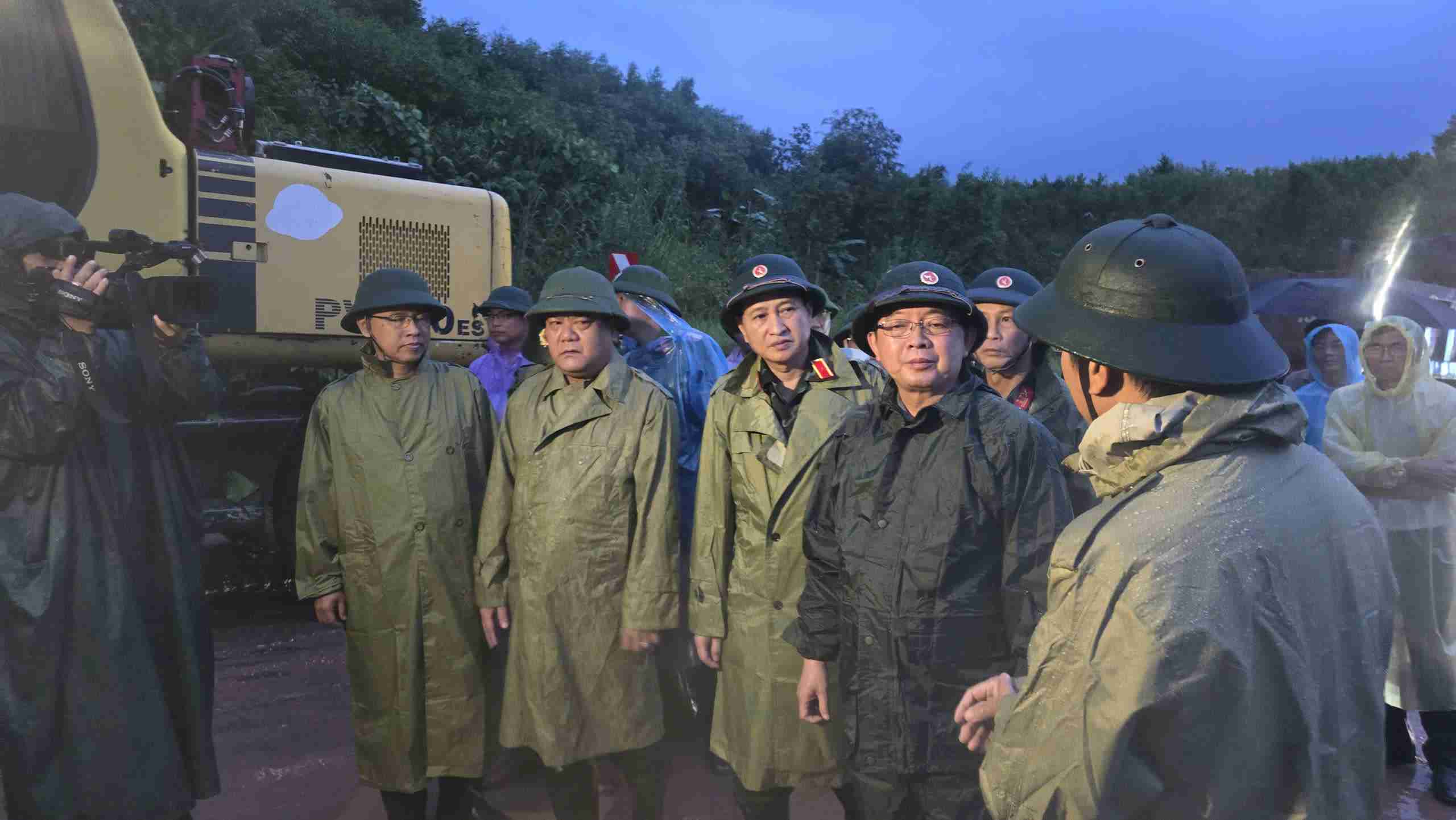 El viceprimer ministro Ho Quoc Dung inspecciona y dirige el trabajo para superar los deslizamientos de tierra en el paso de montaña de Khanh Le. Foto: Huu Long