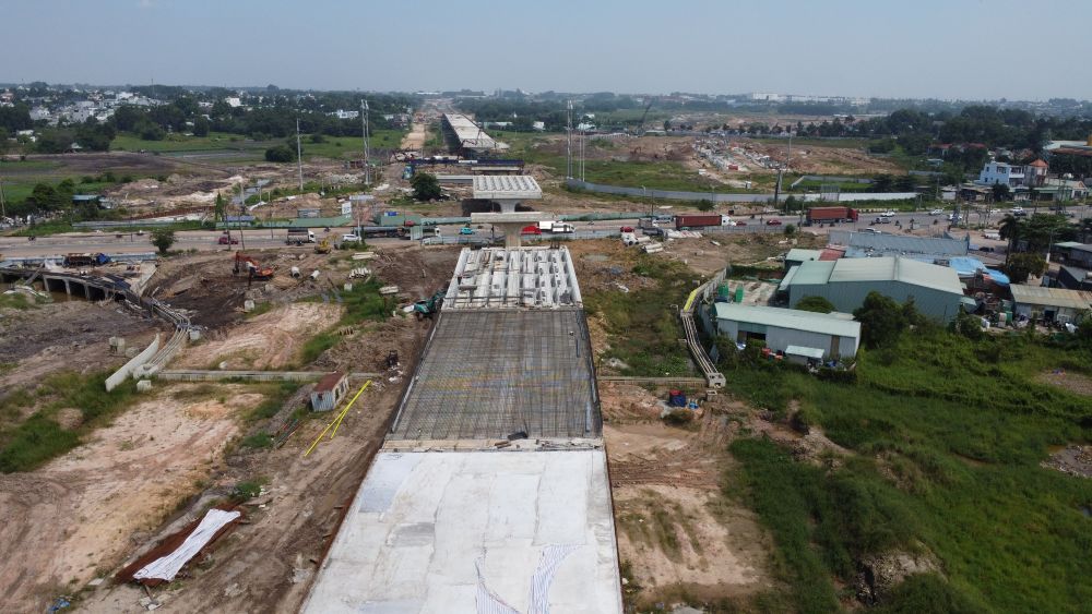 Cong trinh cau vuot thuoc du an Vanh dai 3 TPHCM. Anh: Dinh Trong