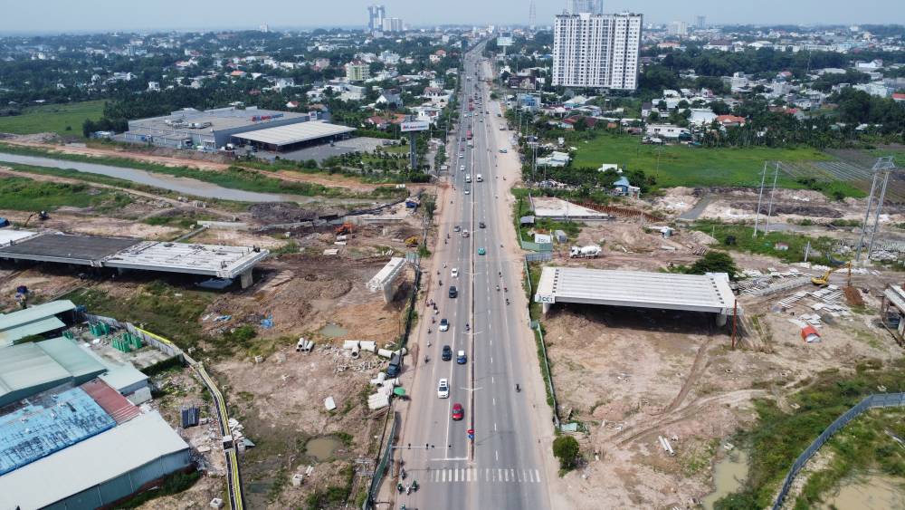 Construction of the overpass across National Highway 13. Photo: Dinh Trong