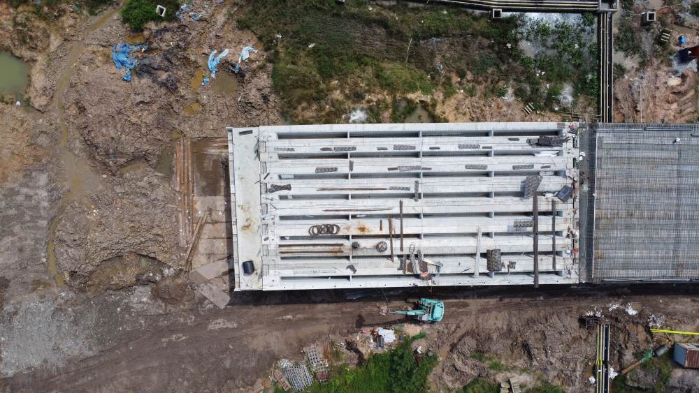 Don vi thi cong dang lap dat dam cau va lam dam thep de do be tong mat cau. Anh: Dinh Trong