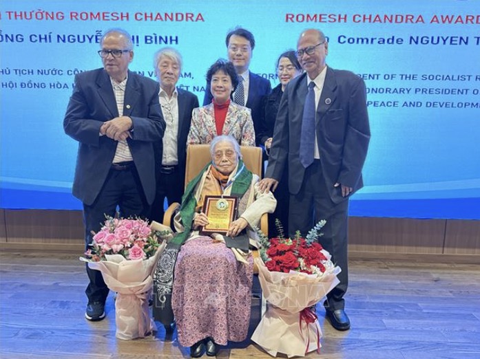 Representative of the All India Peace and Solidarity Organization presented the Romesh Chandra award to Ms. Nguyen Thi Binh. Photo: VNA