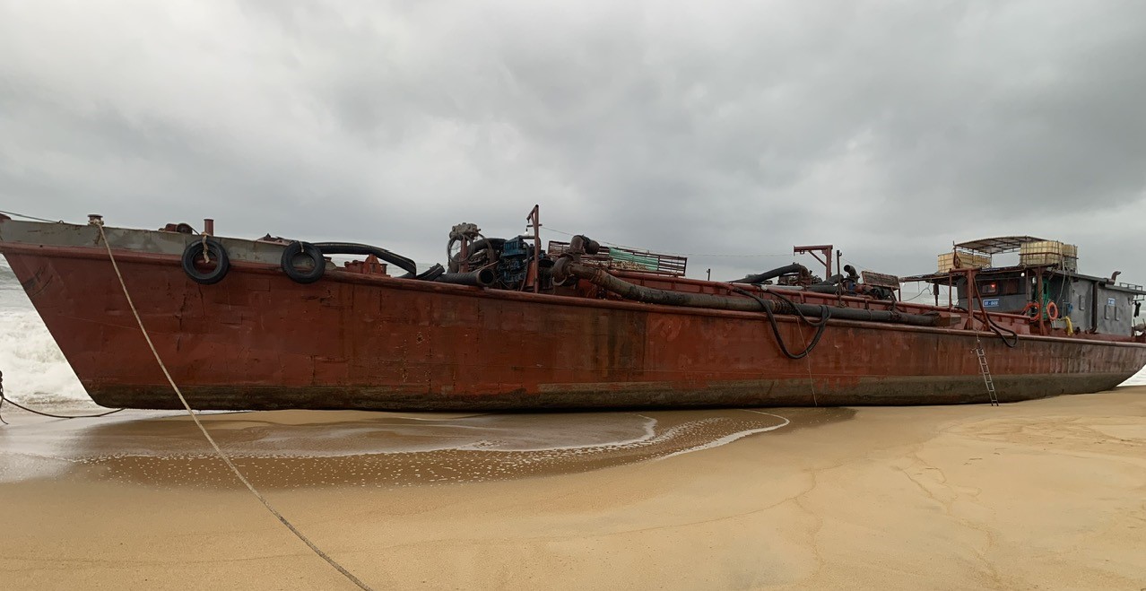 The ship ran aground in Duc Pho ward, Quang Ngai province. Photo: Duc Pho Ward People's Committee
