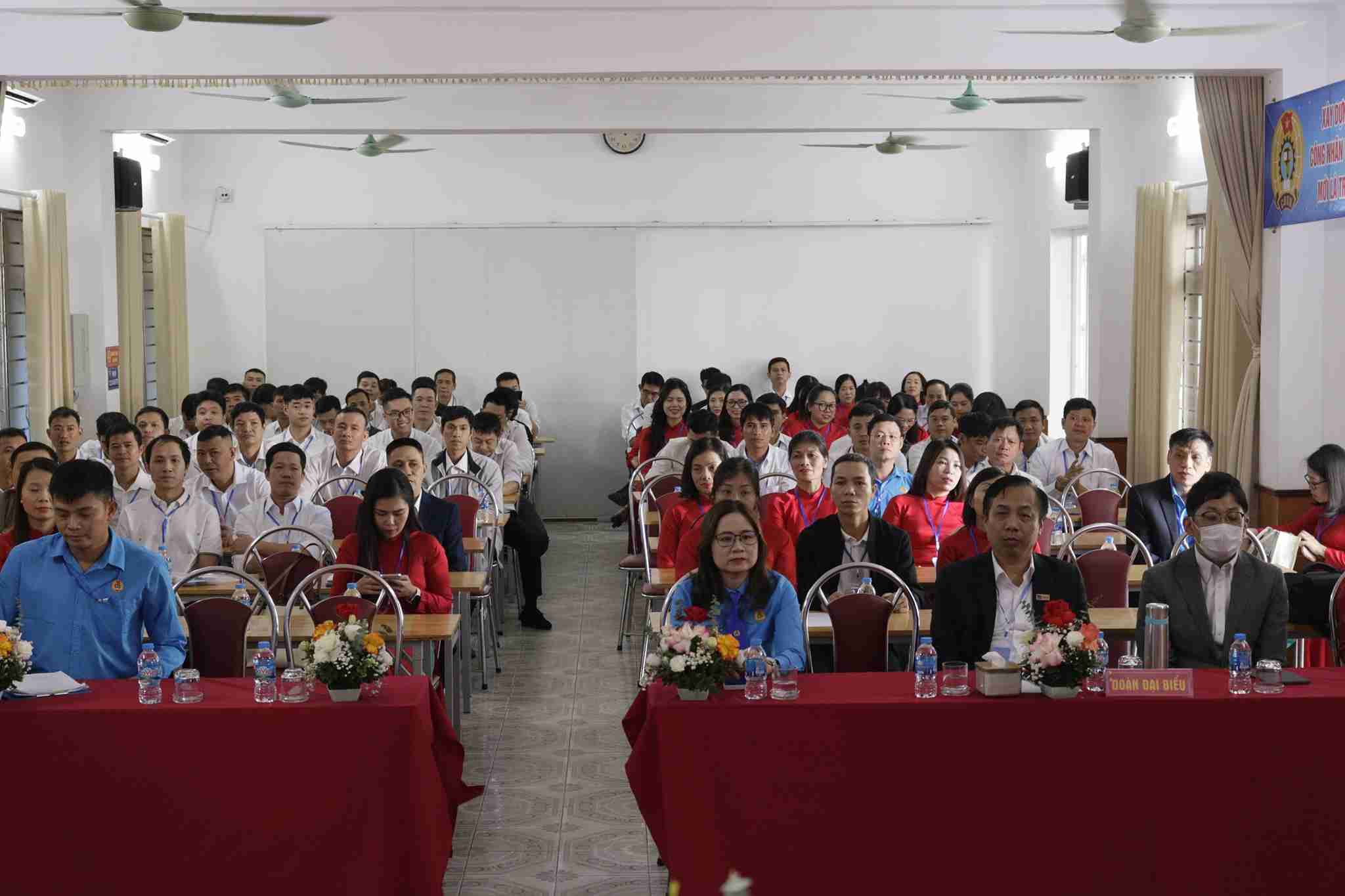 Dai bieu tham du lang nghe bao cao tong ket nhiem ky.