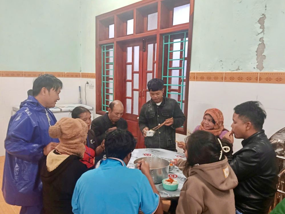 Nguoi dan duoc luc luong chuc nang chuan bi com, nuoc uong day du. Anh: Parai