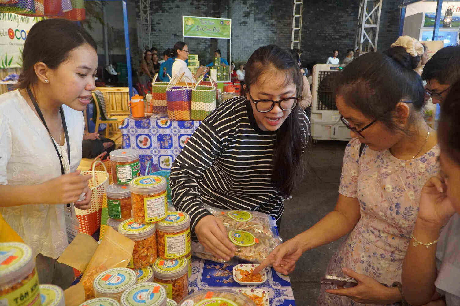 호치민시 까마우 게 축제에 관광객 몰려 기업들 새벽부터 게 싹쓸이