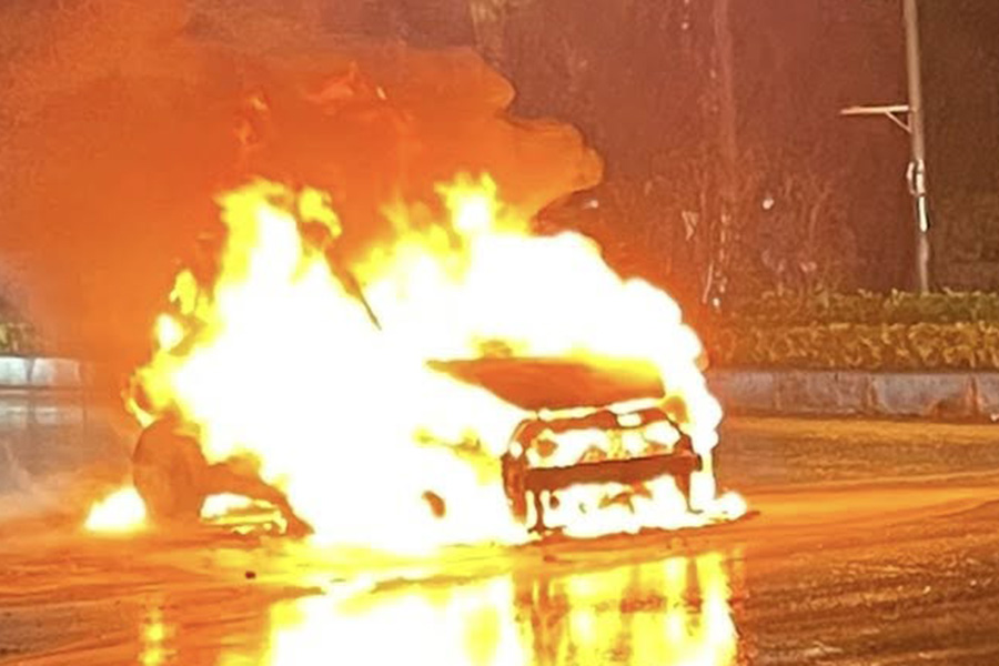 The car caught fire while traveling on the road. Photo: Minh Tuyen