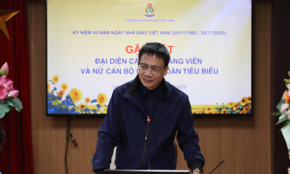 ベトナム教育労働組合会長のグエン・ゴック・アン博士が、2025年の模範的な女性講師と女性労働組合幹部の会合で講演。写真:Quynh Chi
