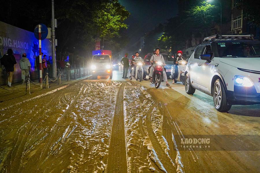 Bun nhao trai khap mat duong, tron truot. Anh: N. Duc