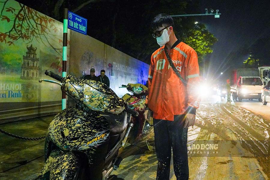 mud from the truck fell onto the road, causing many people to fall. Photo: N.Duc