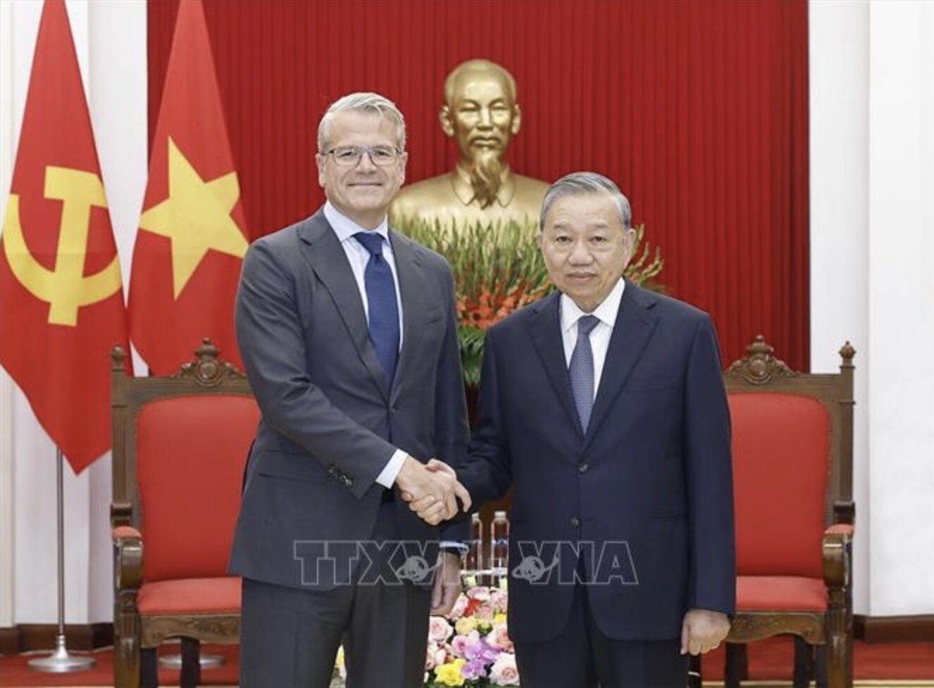 General Secretary To Lam received Mr. Vincent Clerc, General Director of A.P. Group. Moller-Maersk, Denmark. Photo: VNA