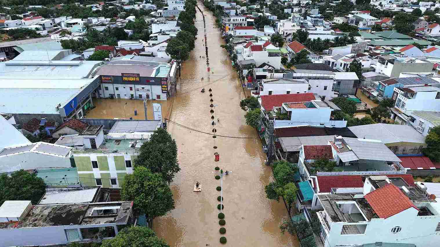 Nhieu tuyen duong o khu vuc phuong Tay Nha Trang ngap sau do mua lu. Anh: Huu Long