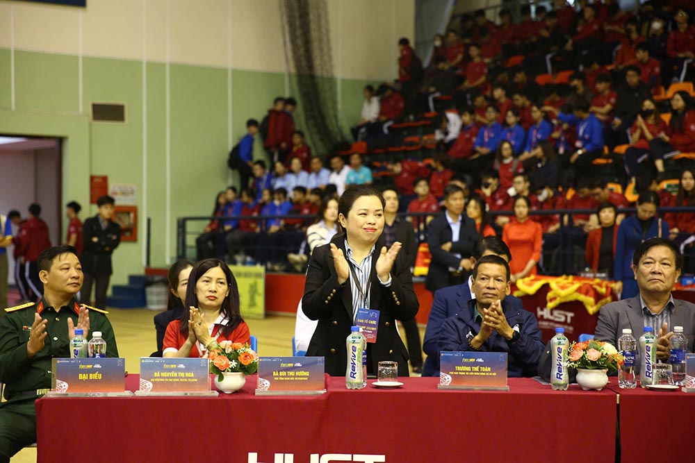 Cac dai bieu tham du le khai mac. Anh: Ban to chuc