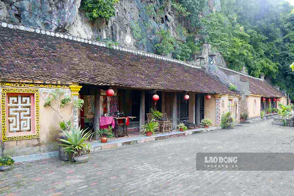 Lang Viet co - Co Vien Lau la diem du lich khoi phuc cac nep nha co, bao ton, luu giu cac gia tri van hoa truyen thong cua dan toc... va kinh doanh dich vu luu tru du lich.