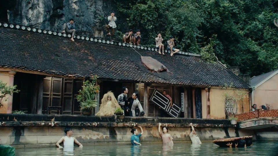 Co Vien Lau la boi canh co nhieu thoi luong nhat trong MV Muc ha vo nhan. Anh cat tu MV