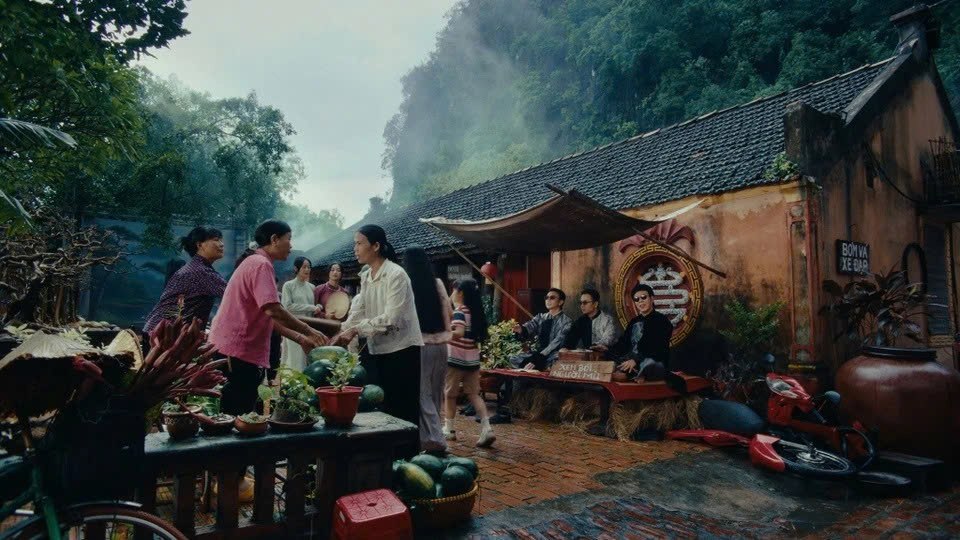 Co Vien Lau dep tua buc tranh thuan Viet. Anh cat tu MV