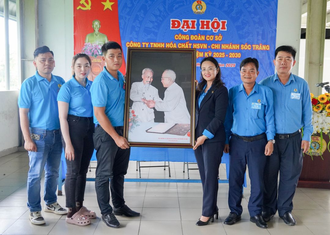 Ba Le Thi Suong Mai tang anh Bac Ho va Bac Ton cho Dai hoi CDCS Cong ty TNHH Hoa chat HS Viet Nam - Chi nhanh Soc Trang, nhiem ky 2025 - 2030. Anh: Phuong Anh