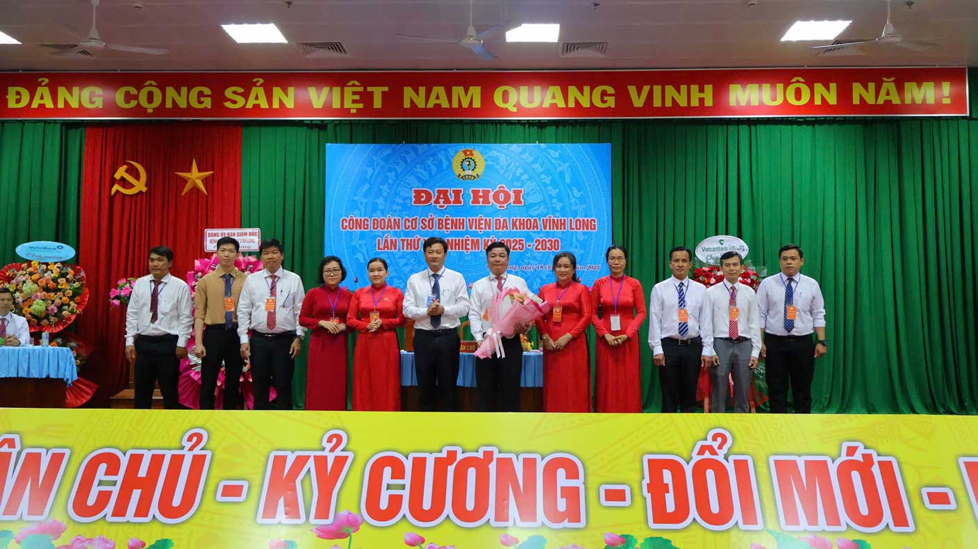 Le Comite executif du CDCS de l'hopital general de Vinh Long nouvellement elu lance le congres. Photo : Hoang Loc