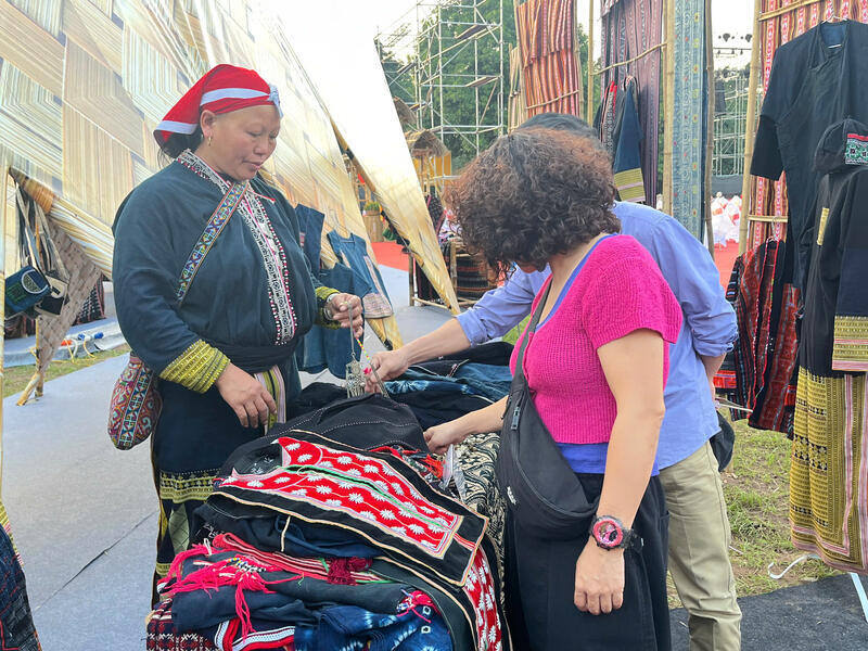 Khách Tây trầm trồ trước tài hoa của nghệ nhân làng nghề Việt Nam.