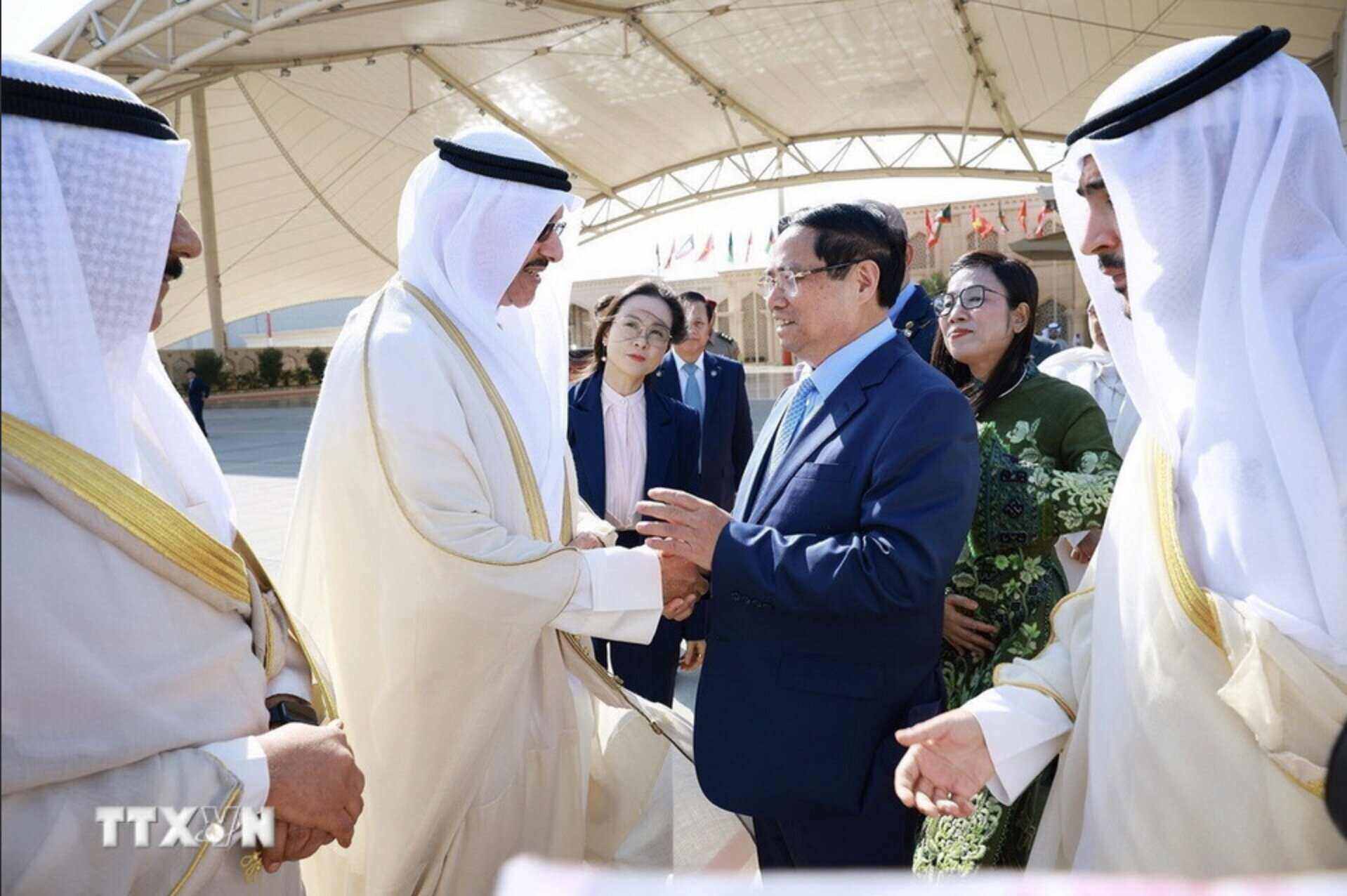 Politburo member and Prime Minister Pham Minh Chinh and his wife concluded their official visit to Kuwait and departed for Algeria. Photo: VNA