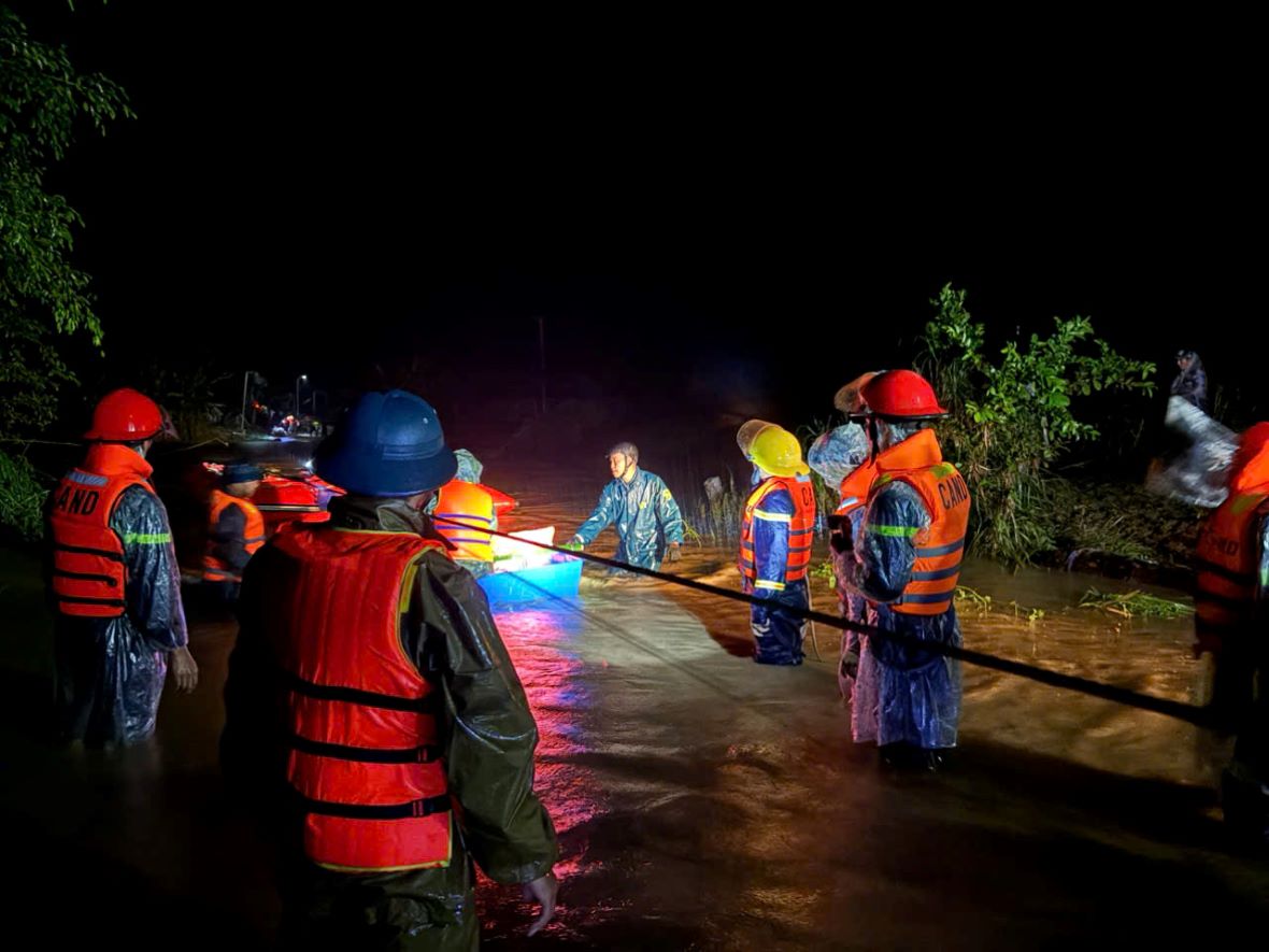 Police forces evacuate people from flooded areas. Photo: Provided by the police