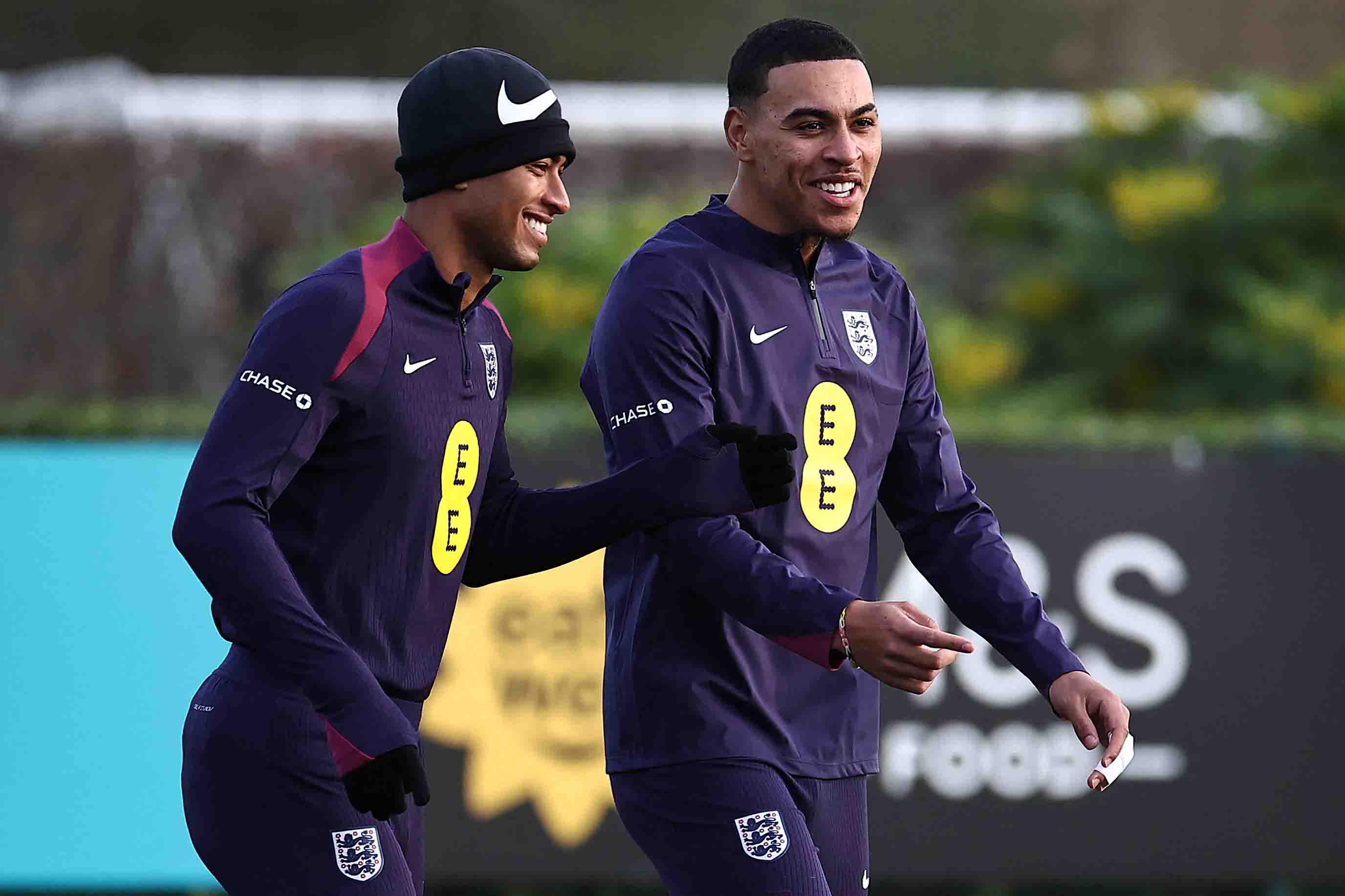 Jude Bellingham va Morgan Rogers dang canh tranh vi tri “so 10” o doi tuyen Anh. Anh: AFP