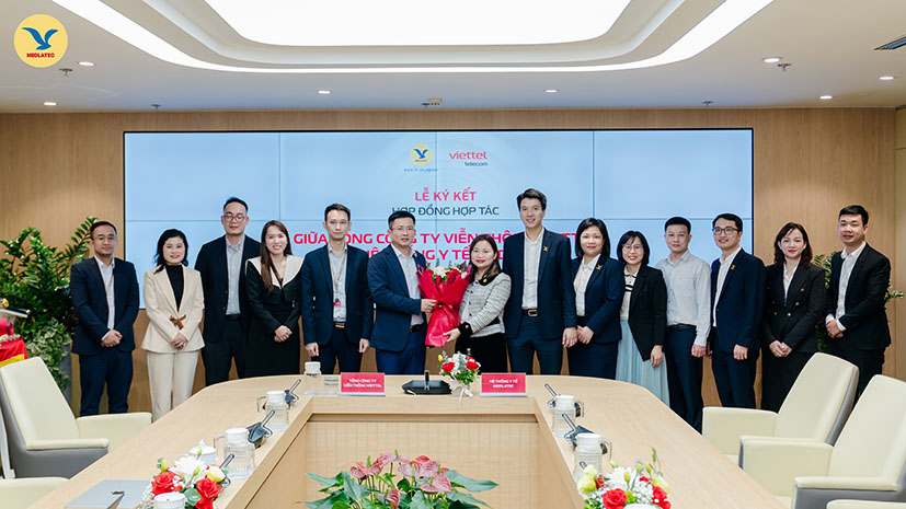 Ong Hoang Trung Thanh - Tong Giam doc Viettel Telecom tang bo hoa tuoi tham toi ThS.BSCKII. Nguyen Thi Kim Len - Pho Tong Giam doc dai dien MEDLATEC GROUP