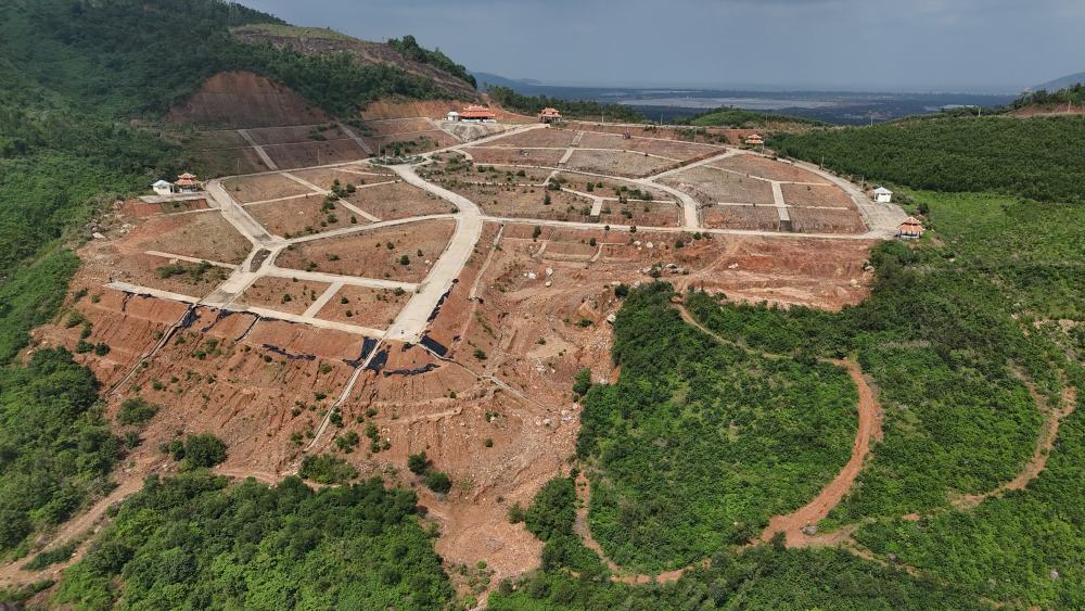 フエの峠の頂上にある数十億ドンの墓地が浸食され荒廃しています。写真:Nguyen Luan