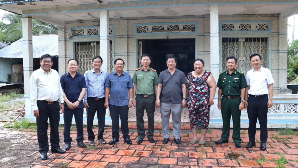 Doan cong tac cua UBND tinh An Giang di kiem tra thuc te, tham hoi tinh hinh cua ba con ngu dan, chu tau o dia ban phuong Rach Gia. Anh: Ngoc Mai